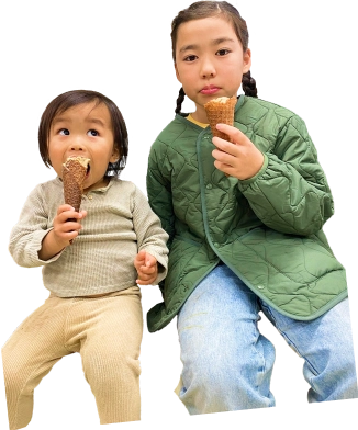 アイスクリームを味わう二人の子供